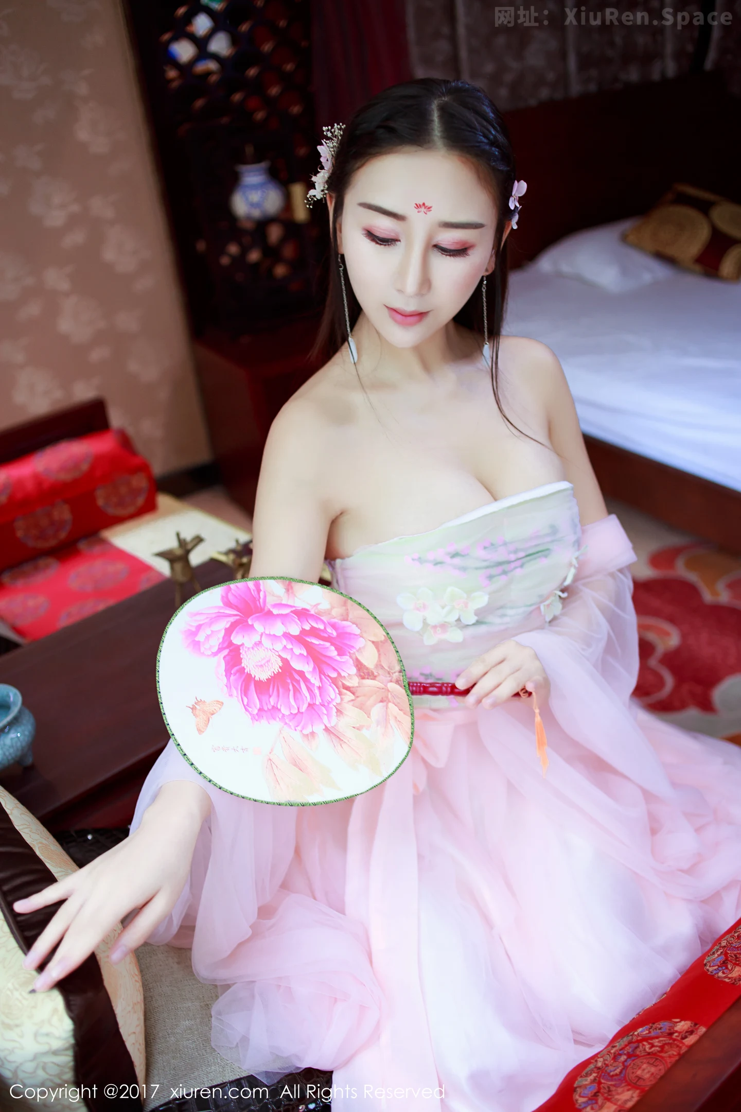 图片[5]-[XiuRen秀人网]VOL.804 嫩模邹晶晶古典装粉色薄纱裙半脱血滴子遮点豪乳诱惑写真57P-秀人网官方网站